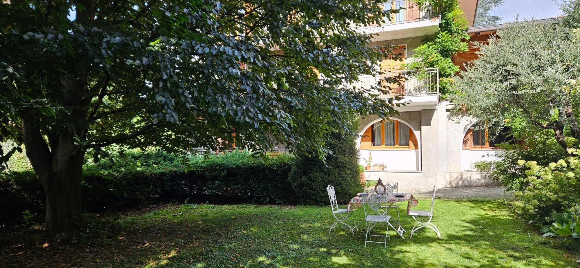Appartamento Con Ingresso Autonomo, Giardino Privato E Portico Introbio Exterior photo