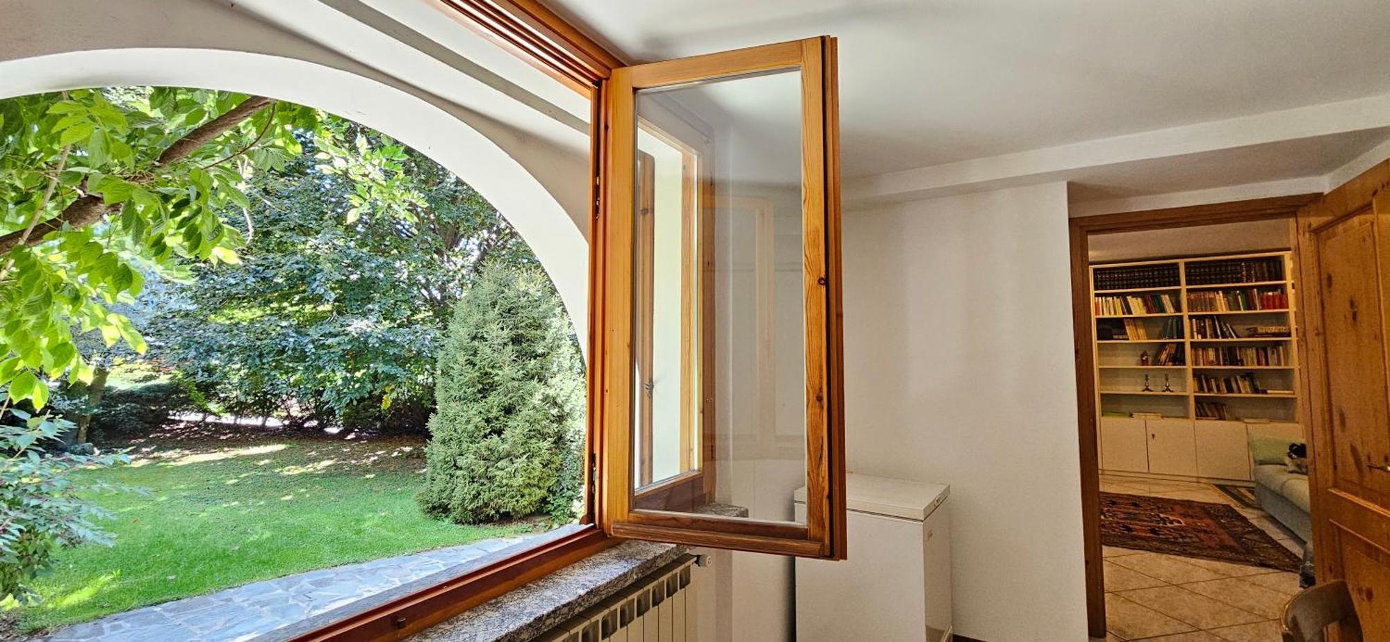 Appartamento Con Ingresso Autonomo, Giardino Privato E Portico Introbio Exterior photo